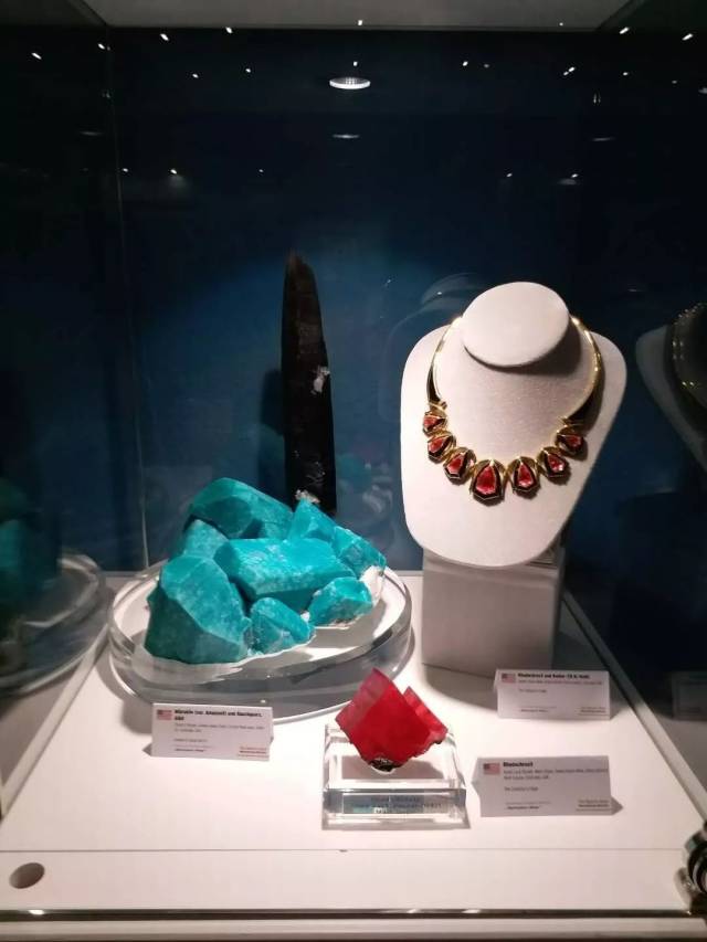 *瞧瞧右边那只燕尾双晶的天河石奇葩,图graham sutton