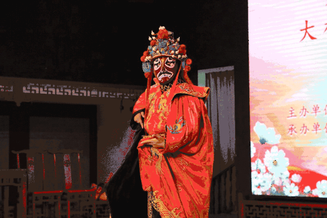 者通过抽奖的形式 向到场的老人们献礼送祝福 变脸被称之为中国国粹