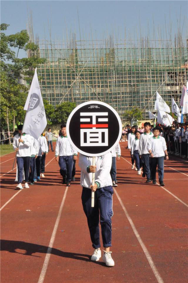 澄海某学校这两天热闹非凡,美女如云.