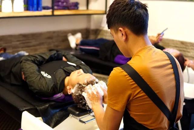 这家理发店暗藏"特殊服务",但生意火爆的真正原因是
