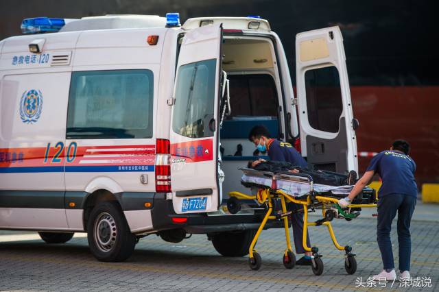 (演练画面)伤员被送上救护车.