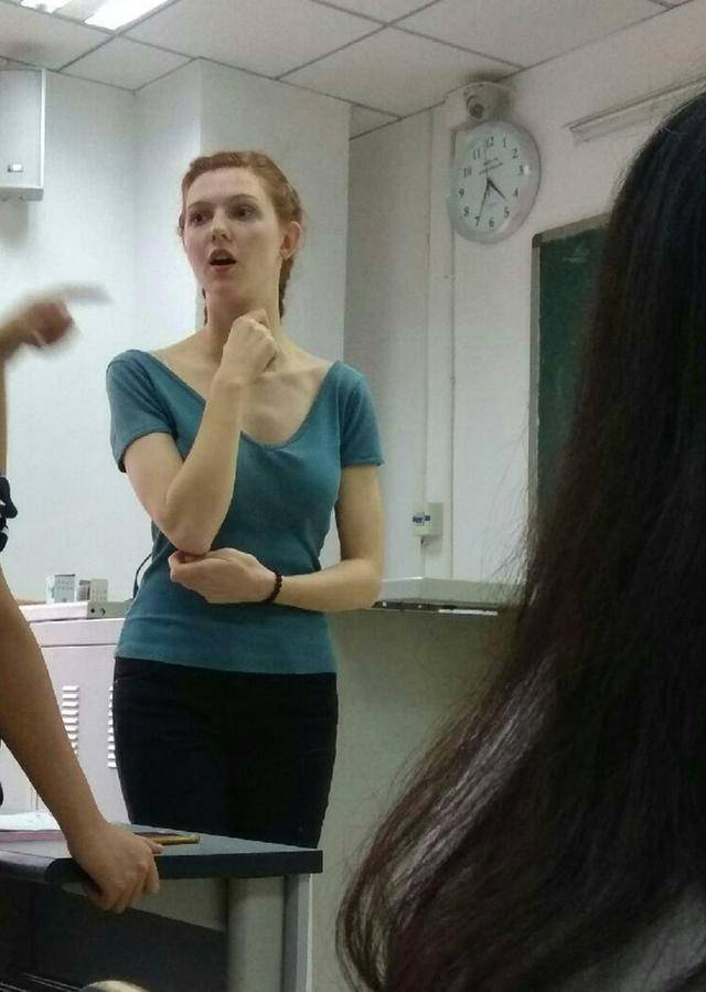 高校美女外教走红从此上课的人越来越多网友别人家的老师
