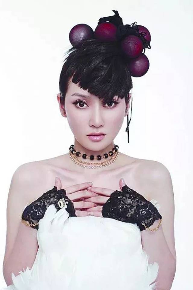 出道16年三次登春晚,曾假唱出尽洋相,与富豪仅仅相识90分钟闪婚!