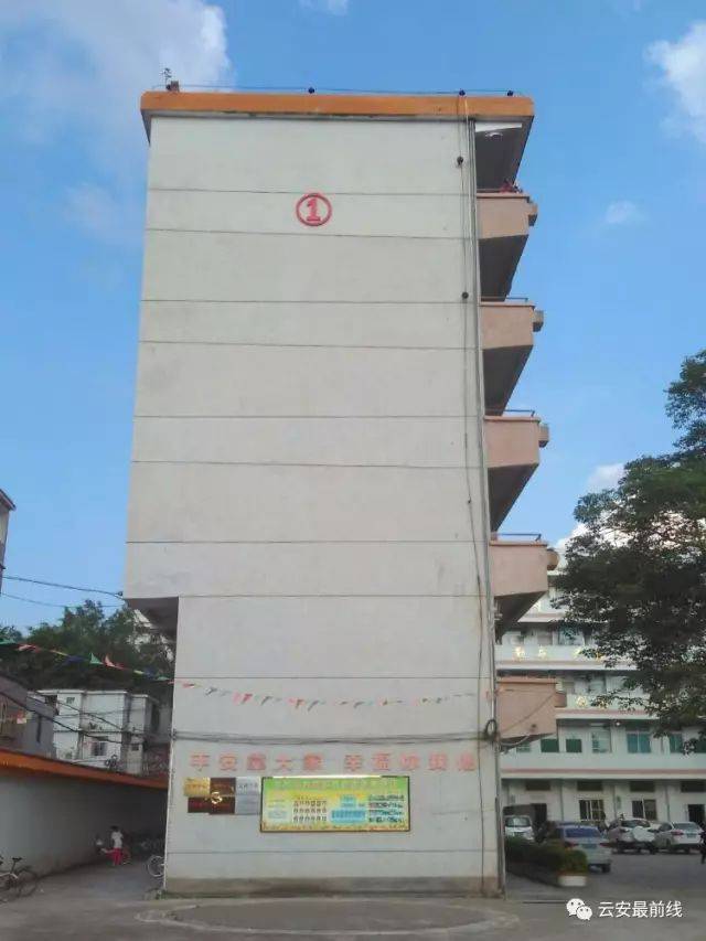 云浮市云安区白石镇中学创办于1943年,原校址在郁南县宋桂镇凤塘猪咀