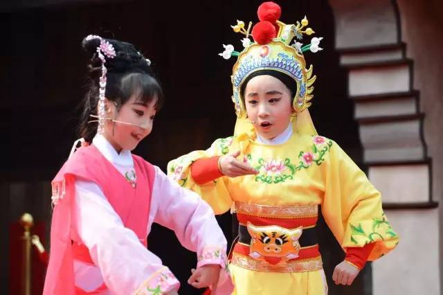 来自嵊州的双胞胎越剧小姐妹陈可心,陈子心成为东方卫视大型传统