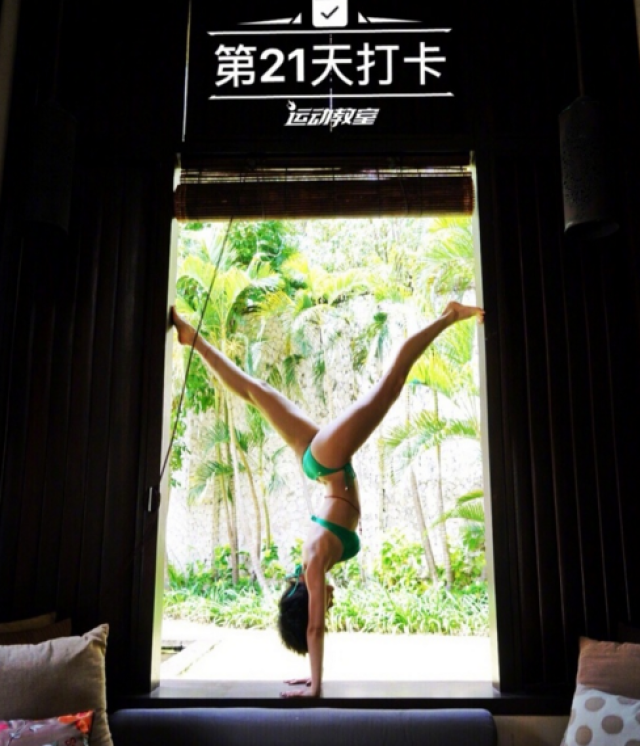 曲妖精王子文憋气14秒潜水游泳,比基尼秀大长腿
