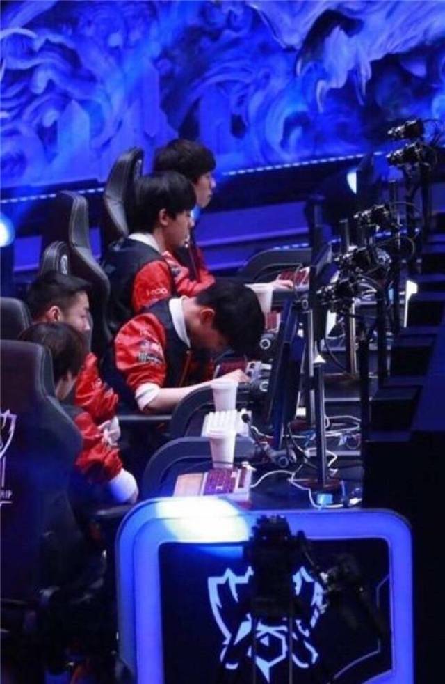 RNG和WE都输了 但你们在网吧卸载英雄