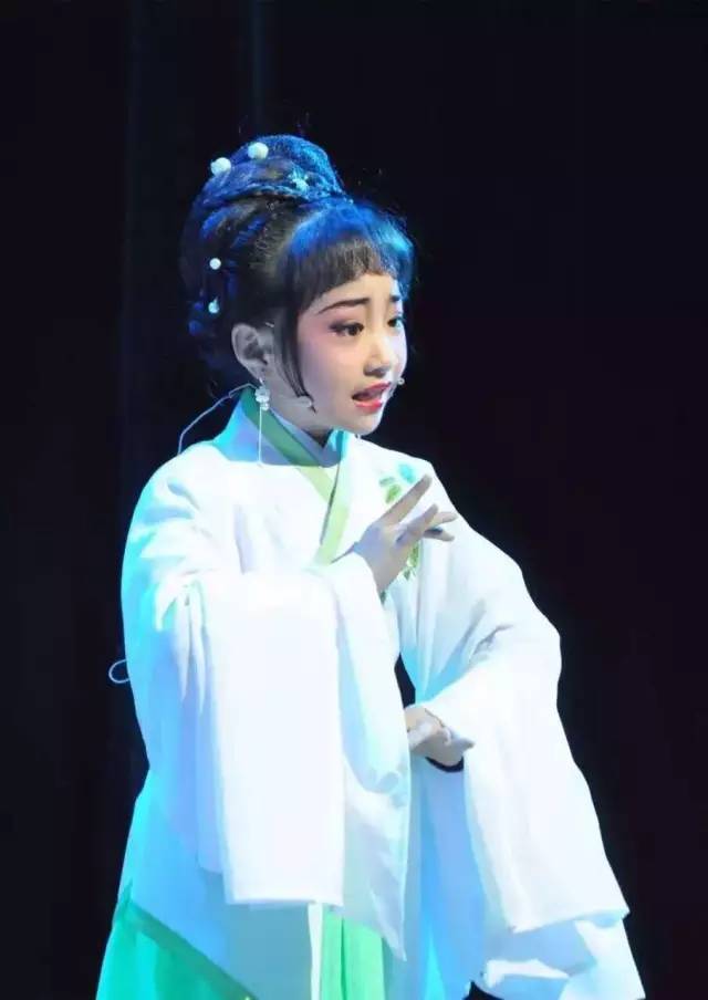 来自嵊州的双胞胎越剧小姐妹陈可心,陈子心成为东方卫视大型传统
