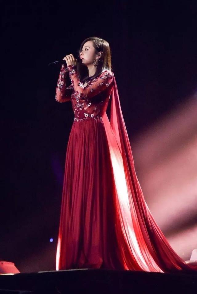 声音导师张靓颖红裙开唱 温柔声线安慰人心