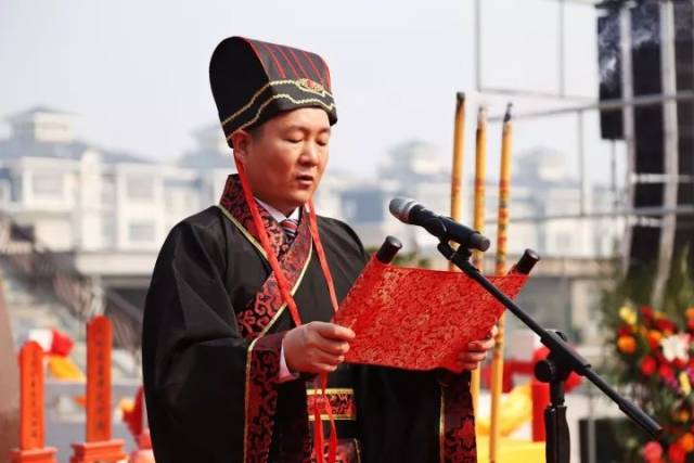 祭礼全程恭俭庄敬,以示对先师孔子的尊敬和对中华文化的敬仰.