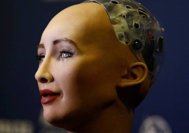 机器人想要与人类拥有相同的权利这件事:"女性"机器人索菲亚获得公民