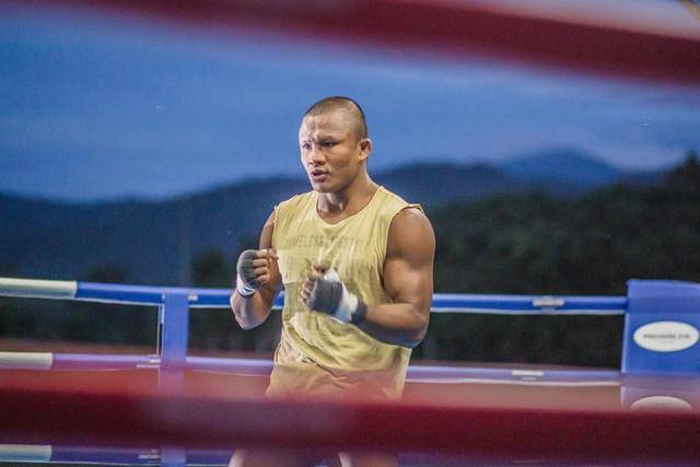 泰拳王播求开启疯狂备战,刚猛扫腿踢废陪练欲复仇一龙