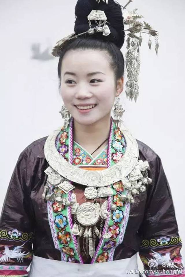 那个唱《嫁衣》的女孩儿没死,她还去联合国做