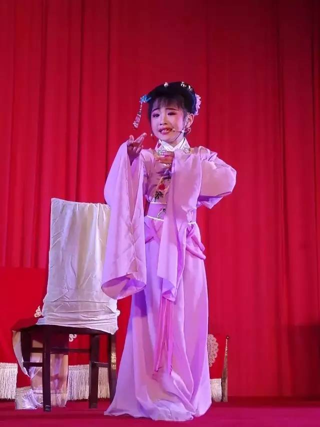 来自嵊州的双胞胎越剧小姐妹陈可心,陈子心成为东方卫视大型传统