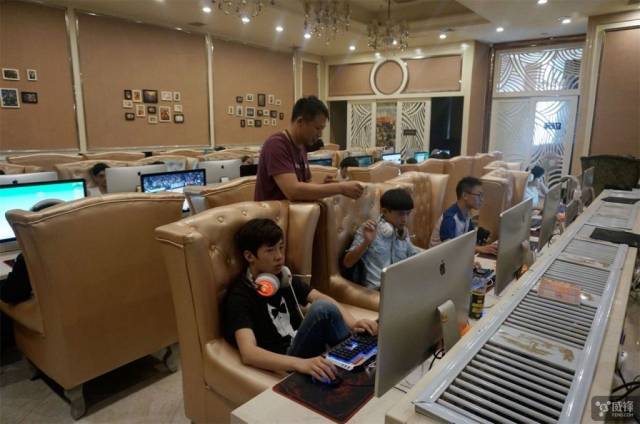 江苏十六岁少年连续上网19小时,在网吧猝死,两