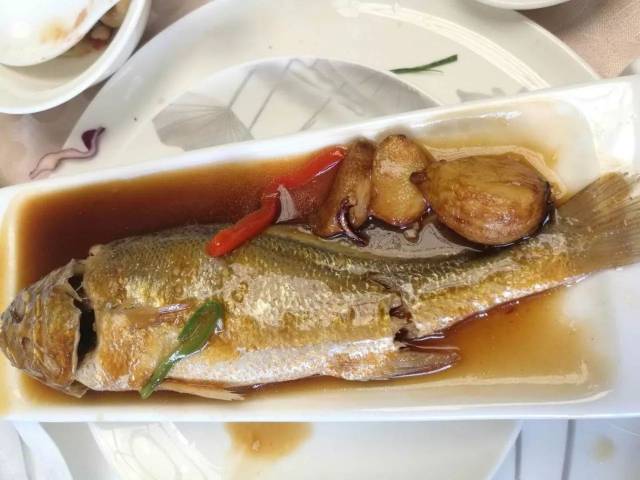 黄海边上"渔民"请客,比你心目中五星级大酒店的"海鲜大餐"还要丰盛!