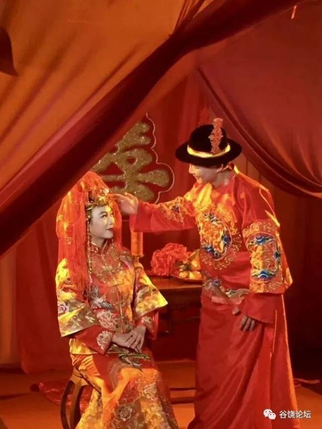 新郎到大门口迎接新娘子落轿 一拜天地 二拜高堂 夫妻对拜 送入洞房