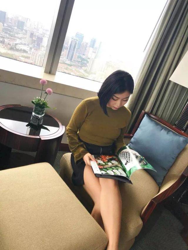 窗外的世界很是热闹,跟前几家坐落在外滩和陆家嘴的酒店相比,少了一些
