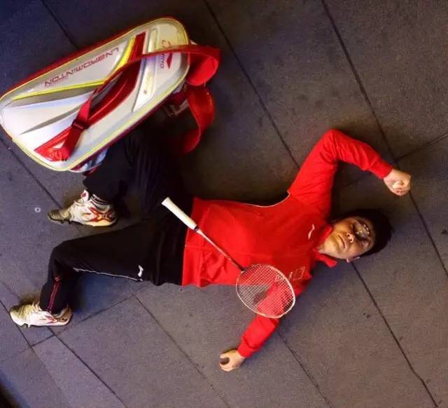 飒 来个小鲜肉,你们的欧巴来了,都教授赤脚打羽毛球!