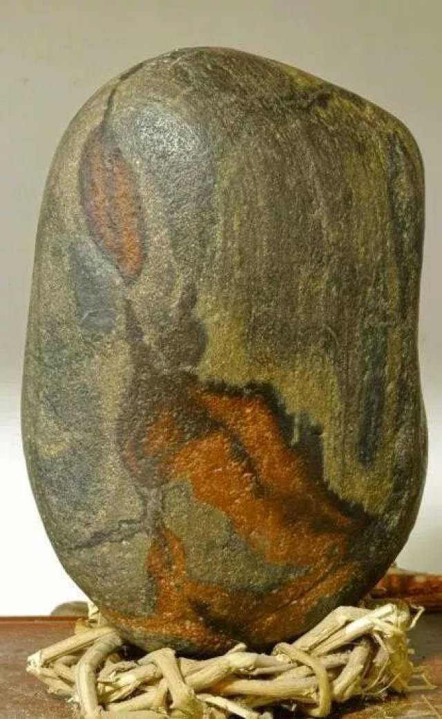 此石发现于拒马河北京房山段,一头牛占据画面中心,周边是乡野.