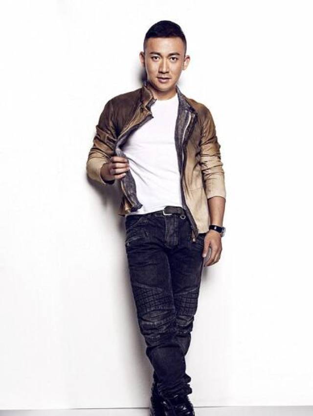 聂远登杂志封面秀肌肉 阳刚硬朗男人味十足