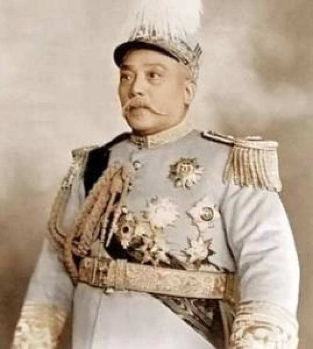 袁世凯的六方玉玺，其中一个神秘失踪，龙袍、龙椅更是可笑