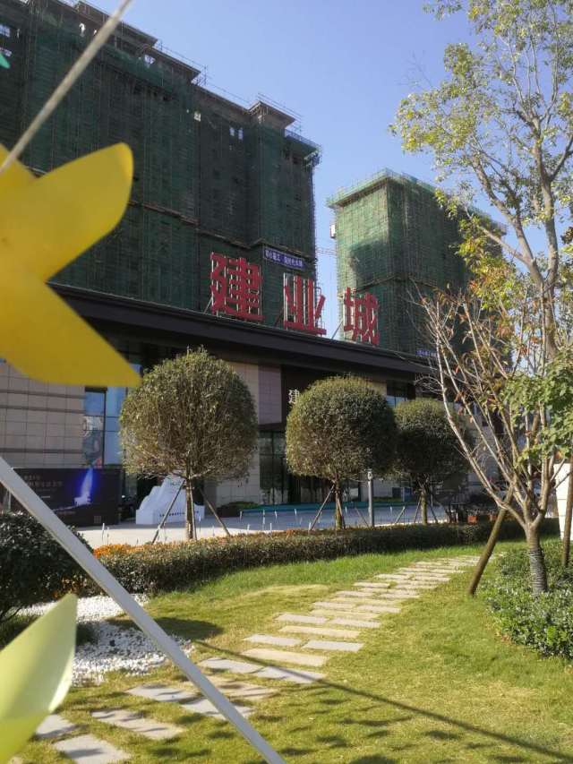 同样马不停蹄的还有我们的石总监,带着团队在建业城量房