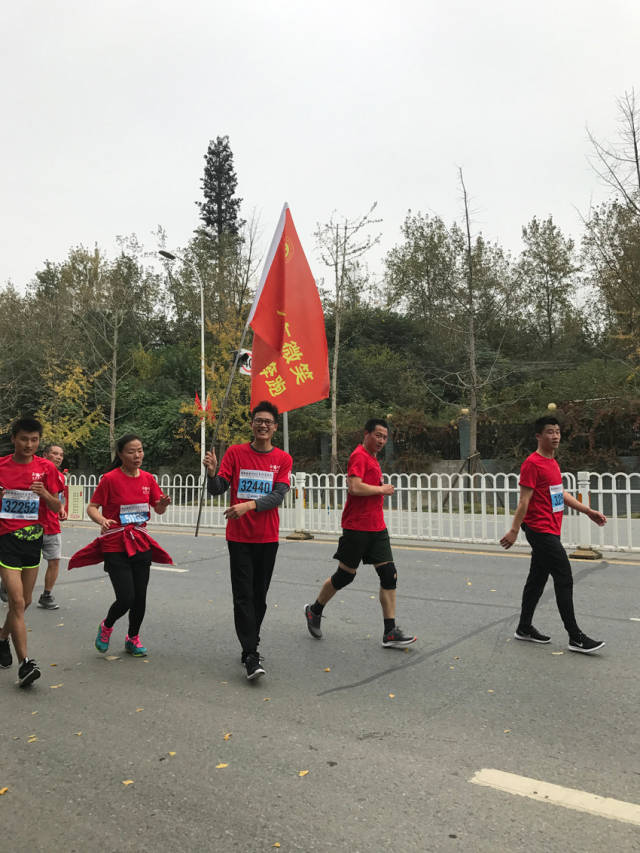 对襄阳举办赛事的自豪 和对家乡的挚爱油然而生 即兴赋诗一首《襄马