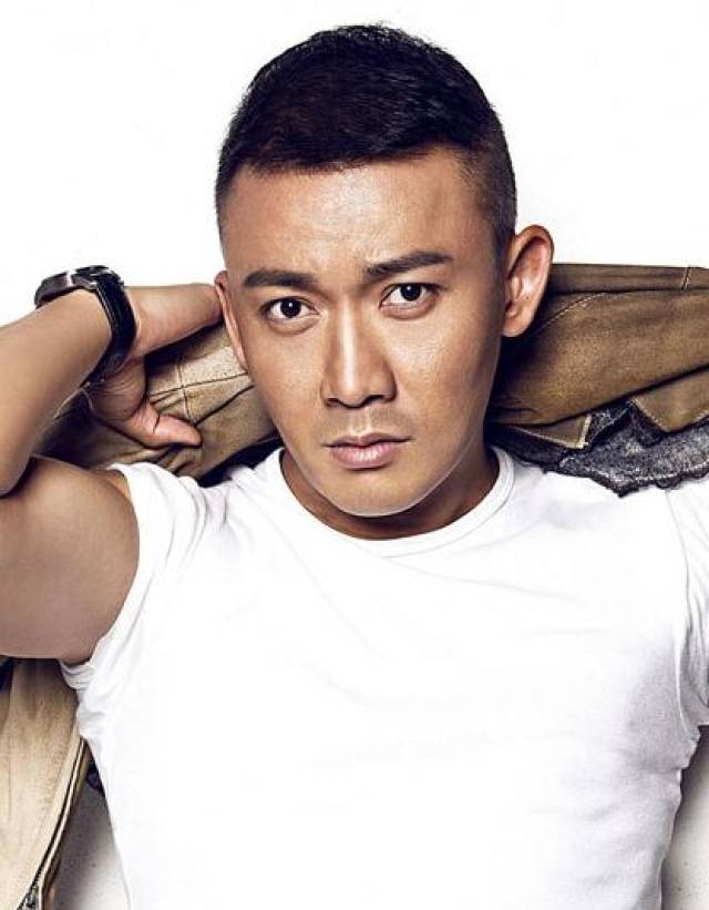 聂远登杂志封面秀肌肉 阳刚硬朗男人味十足