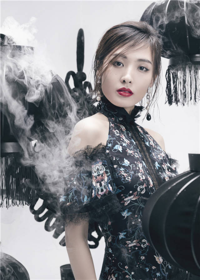 郑罗茜万圣节大片曝光变身女王神秘妖娆