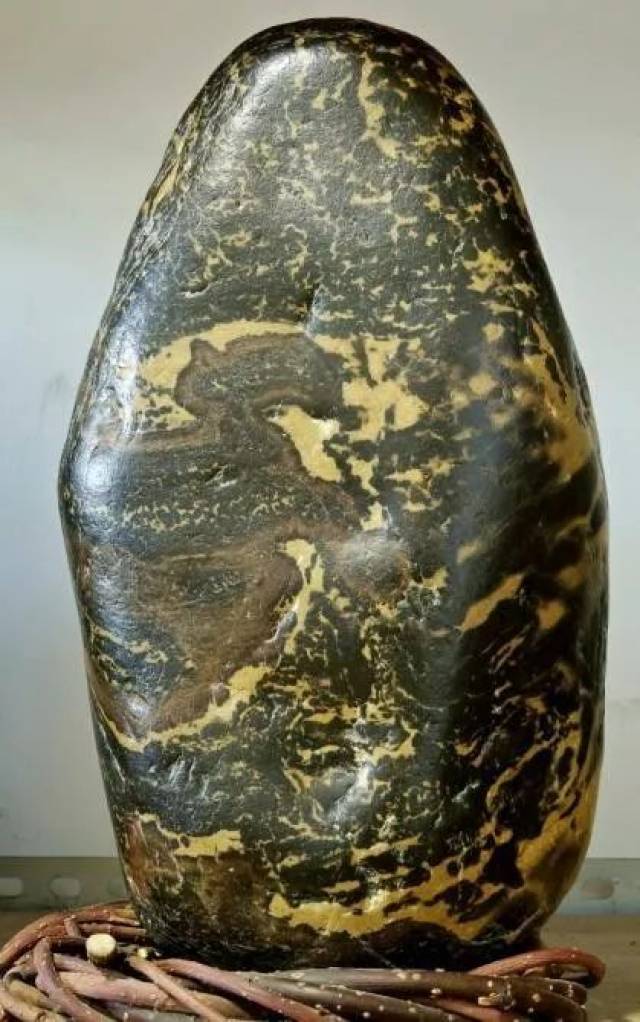 石头发现于涞水野三坡拒马河段. 宽18cm 高35cm 厚13cm.