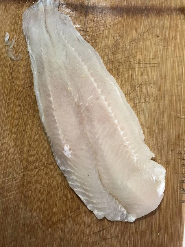 步骤   准备一块芭莎鱼,用厨房纸巾吸干表面水分.