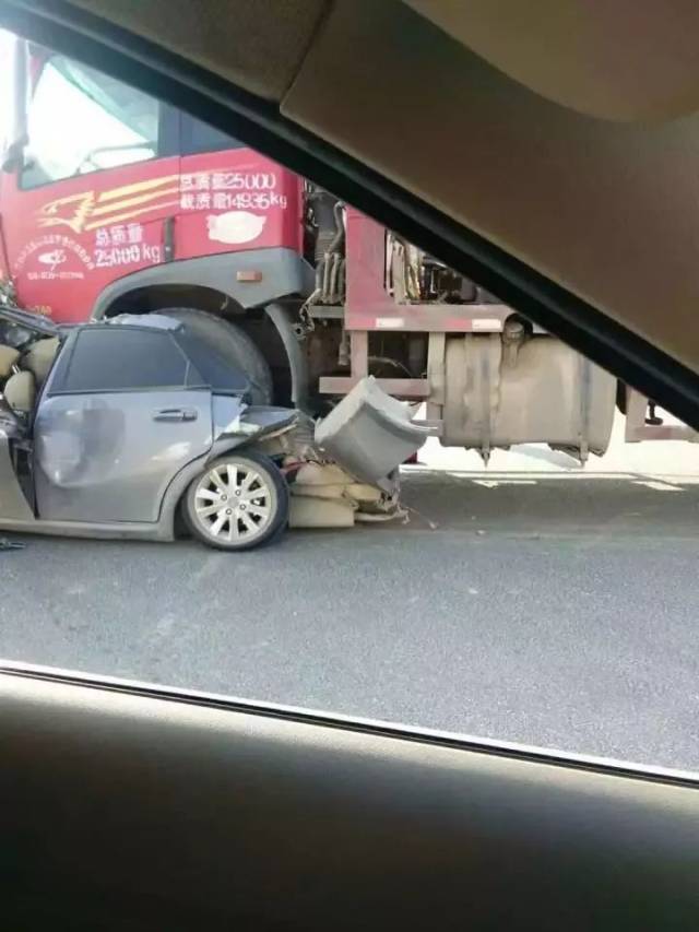 南宁1天2起车祸!环卫工被撞身亡,小轿车被撞面目全非,现场惨不忍睹!