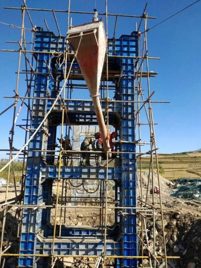 【工程动态】引大济湟西干渠i标项目16号渡槽排架基础浇筑完成