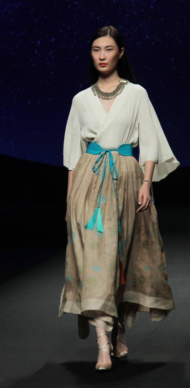 中国国际时装周 | 秀场直击 · 北服教师楚艳作品 【楚和听香】_手机