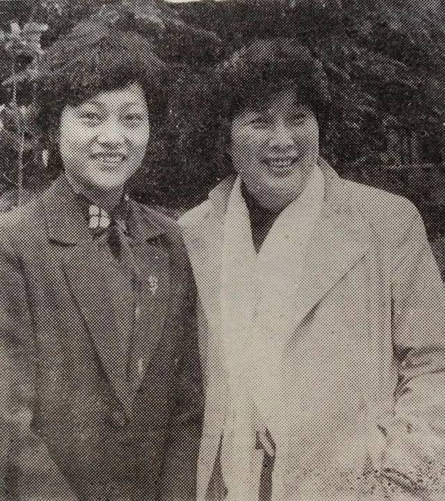 傅全香(中)与学生张蓉桦(浙越),薛莺(浙越)傅全香老师在舞台上情深意