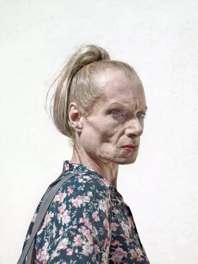 她是与卡梅隆,阿勃斯一起并列的著名另类肖像摄影师 | 人物