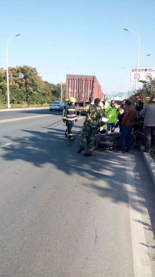 突发|绍兴平水大道发生惨烈车祸,大货车撞上电瓶车