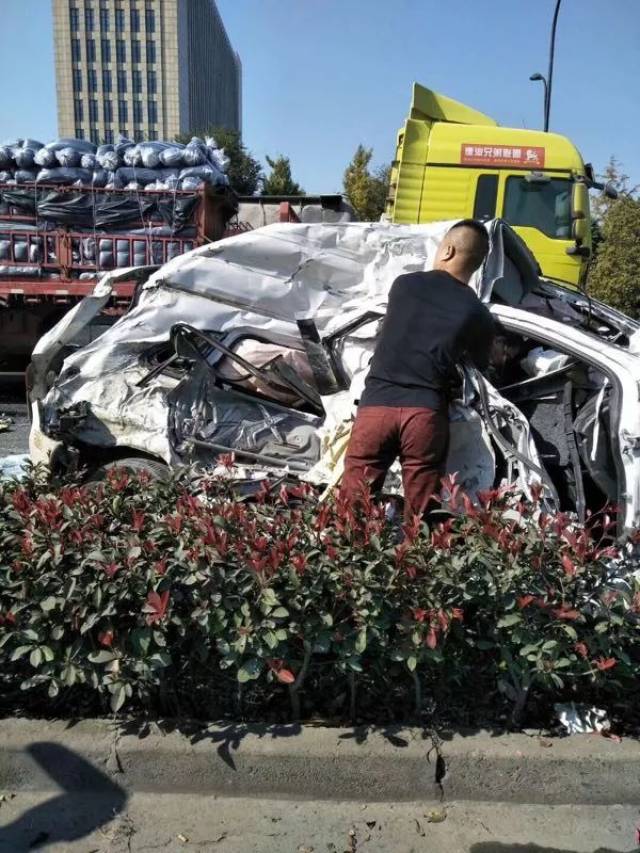 萧山一辆小汽车与大货车相撞,白色suv被撞扁!现场画面惨烈