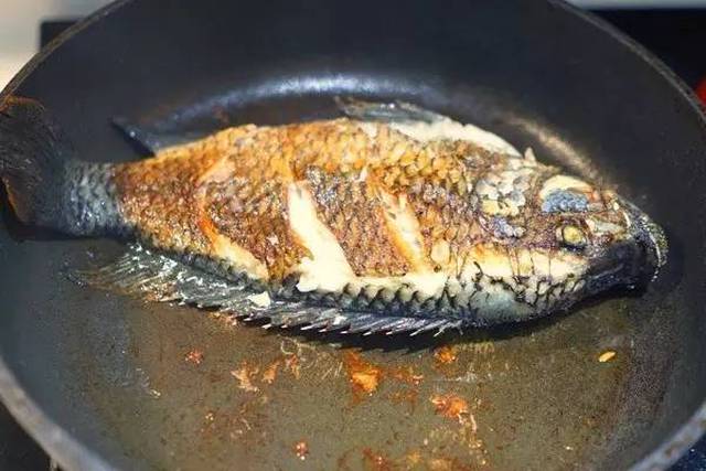 老妈做的红烧鱼不粘锅不碎不腥好吃,技巧很简单,再来一份