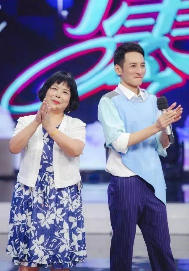 李维嘉妈妈也经常在儿子的快本大本营节目上露面,从她的温柔的眼神和