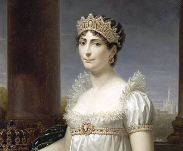 约瑟芬皇后高腰装饰中间的浮雕为拿破仑的头像 鲜花造型珍珠浮雕冠冕