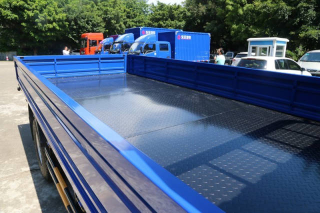 车厢采用瓦楞板