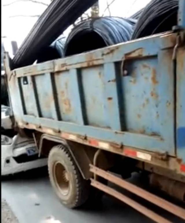 吉安县发生一起三车追尾车祸,小车被货车上钢筋插入,致一人不幸