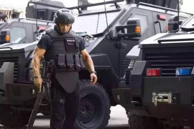 与前几名的外国警察相比,咱们的曲祖毅不论是肌肉,体型,相貌一分都不