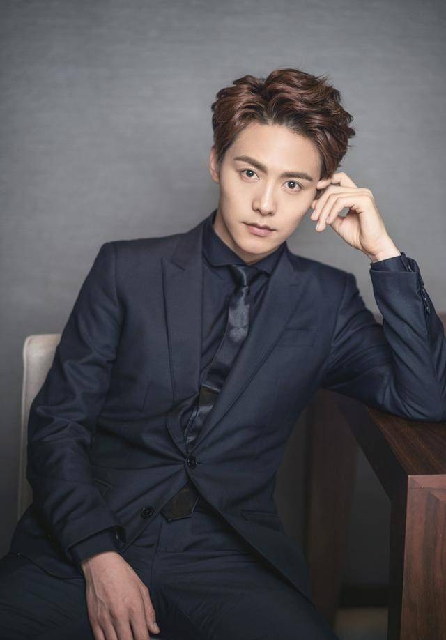 近年来他塑造了很多经典角色,从《古剑奇谭》中的方兰生晋磊,电影