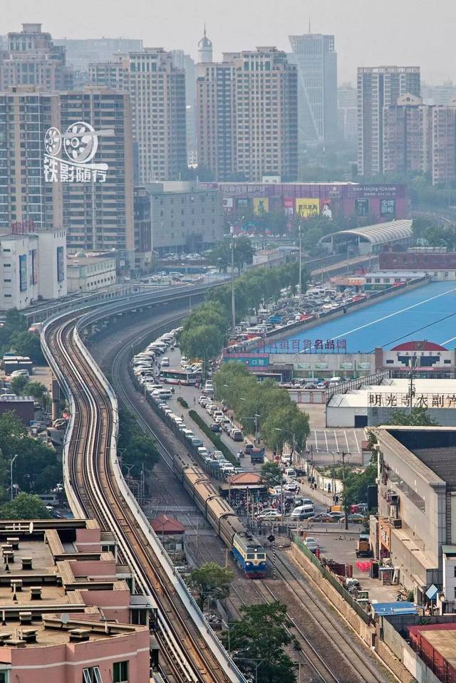 驰过四道口的"老虎"(拍摄:李刚)
