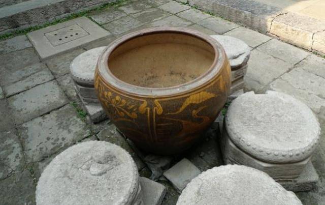 古代大院里的水缸是干嘛的? 古人的智商再次超越现代人, 服了!_搜狐网