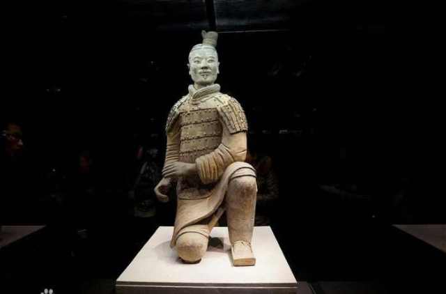 低姿态、高素养, 从跪射俑说起_搜狐网