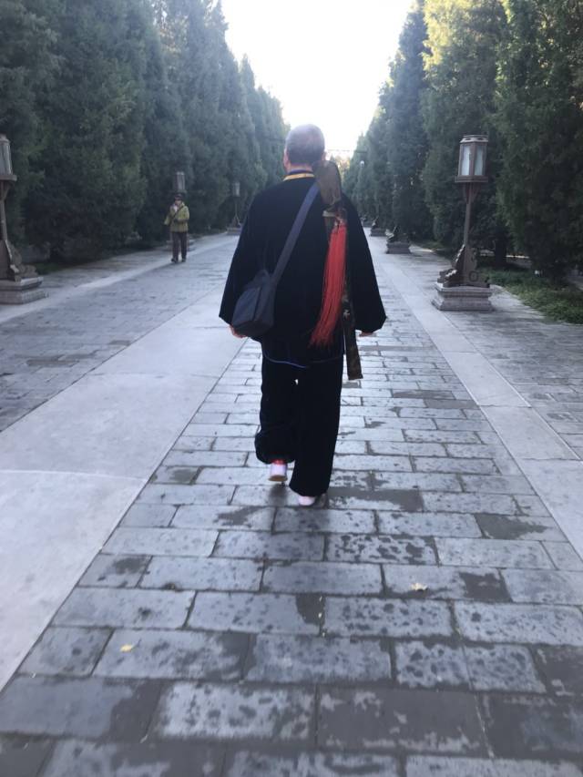 当你在街头尾随一个负剑前行的武林高手的时候,你应该注意什么